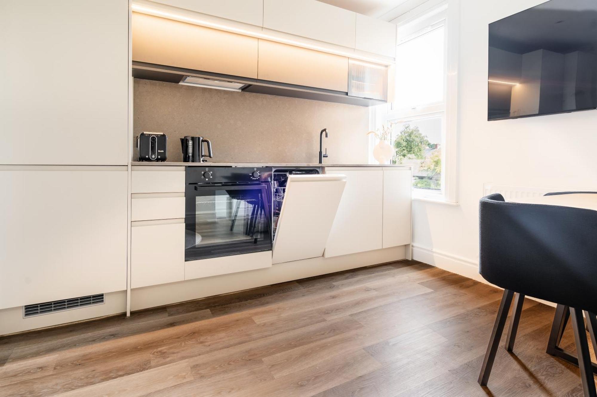 Newly Designed, 2Br Apt, 5Min From Northwood London Tube Station, Nato Hq, Ideal For Wembley, Warner Studio, Contractors Kültér fotó