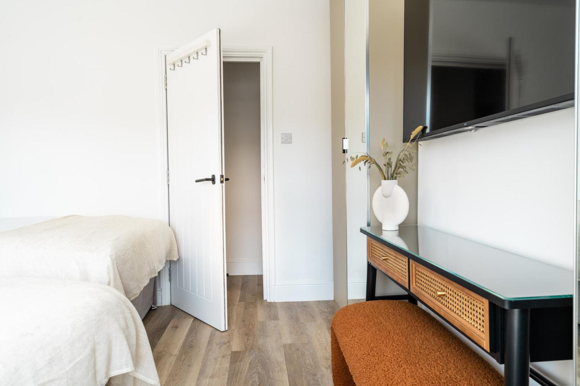 Newly Designed, 2Br Apt, 5Min From Northwood London Tube Station, Nato Hq, Ideal For Wembley, Warner Studio, Contractors Kültér fotó
