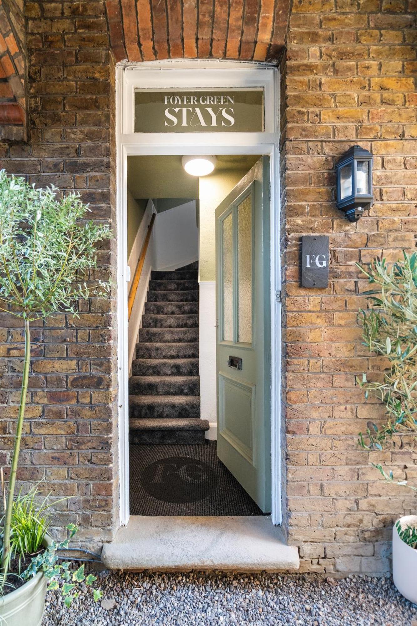 Newly Designed, 2Br Apt, 5Min From Northwood London Tube Station, Nato Hq, Ideal For Wembley, Warner Studio, Contractors Kültér fotó